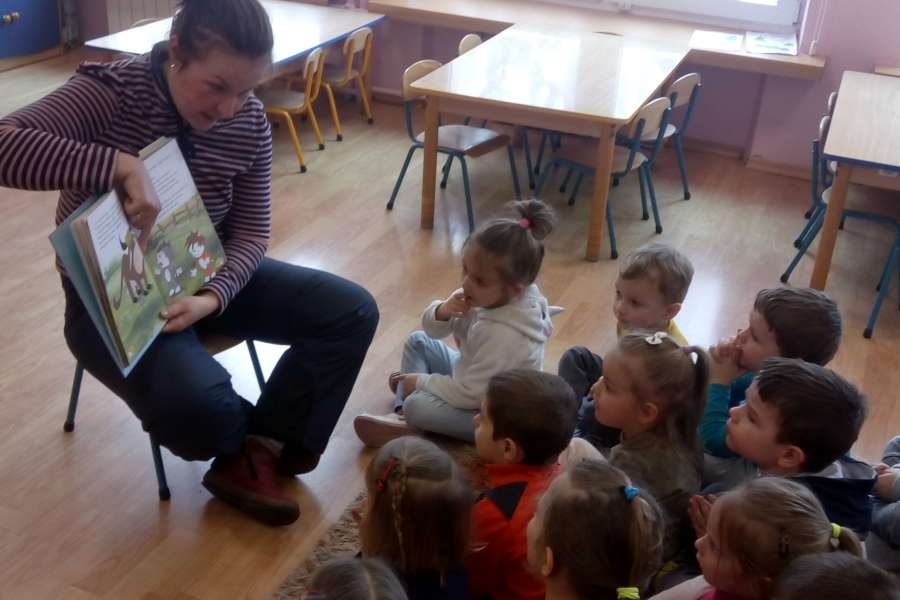 Rodzice czytają dzieciom