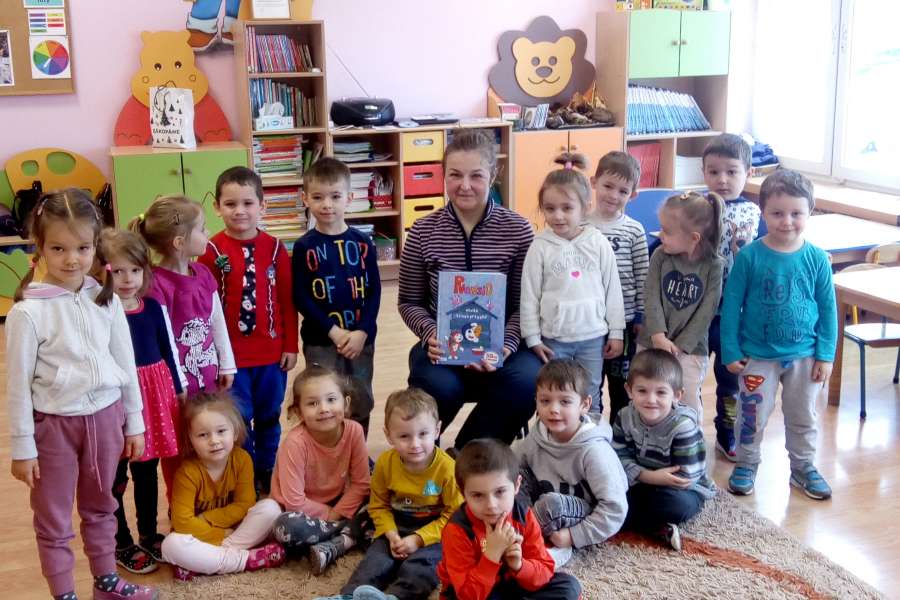 Rodzice czytają dzieciom