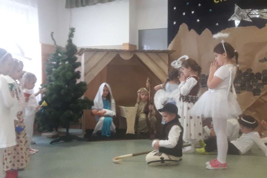 Jasełka w wykonaniu Krasnoludków i Smerfów