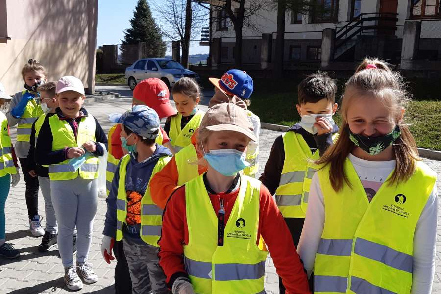 UDZIAŁ UCZNIÓW KLAS 1-3 W AKCJI „ŚMIECI TO TEMAT PODNIOSŁY”