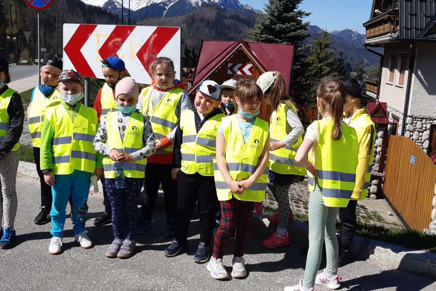 UDZIAŁ UCZNIÓW KLAS 1-3 W AKCJI „ŚMIECI TO TEMAT PODNIOSŁY”