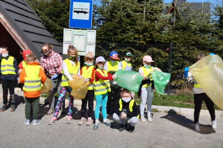 UDZIAŁ UCZNIÓW KLAS 1-3 W AKCJI „ŚMIECI TO TEMAT PODNIOSŁY”