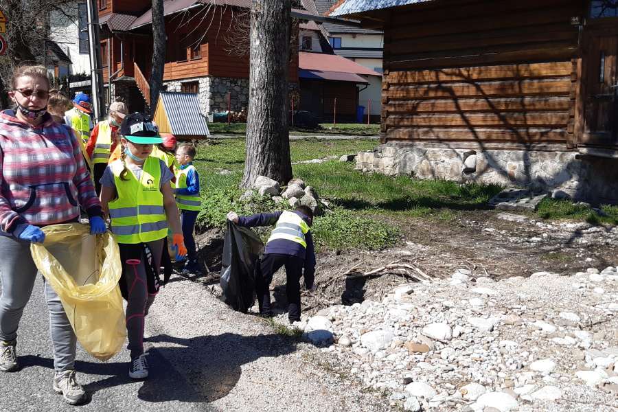 UDZIAŁ UCZNIÓW KLAS 1-3 W AKCJI „ŚMIECI TO TEMAT PODNIOSŁY”