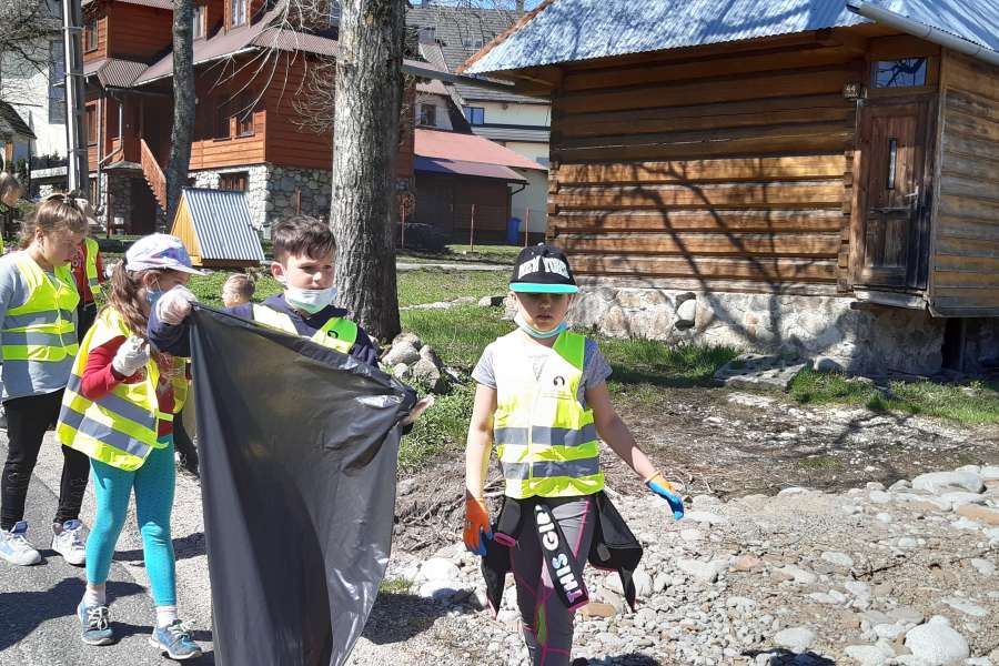 UDZIAŁ UCZNIÓW KLAS 1-3 W AKCJI „ŚMIECI TO TEMAT PODNIOSŁY”