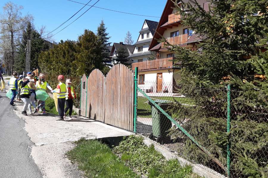 UDZIAŁ UCZNIÓW KLAS 1-3 W AKCJI „ŚMIECI TO TEMAT PODNIOSŁY”