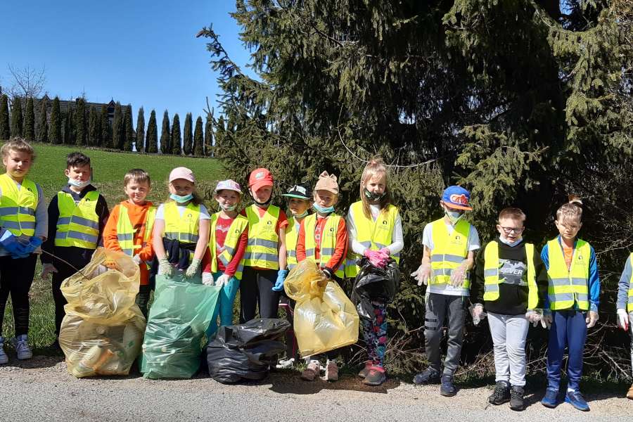 UDZIAŁ UCZNIÓW KLAS 1-3 W AKCJI „ŚMIECI TO TEMAT PODNIOSŁY”