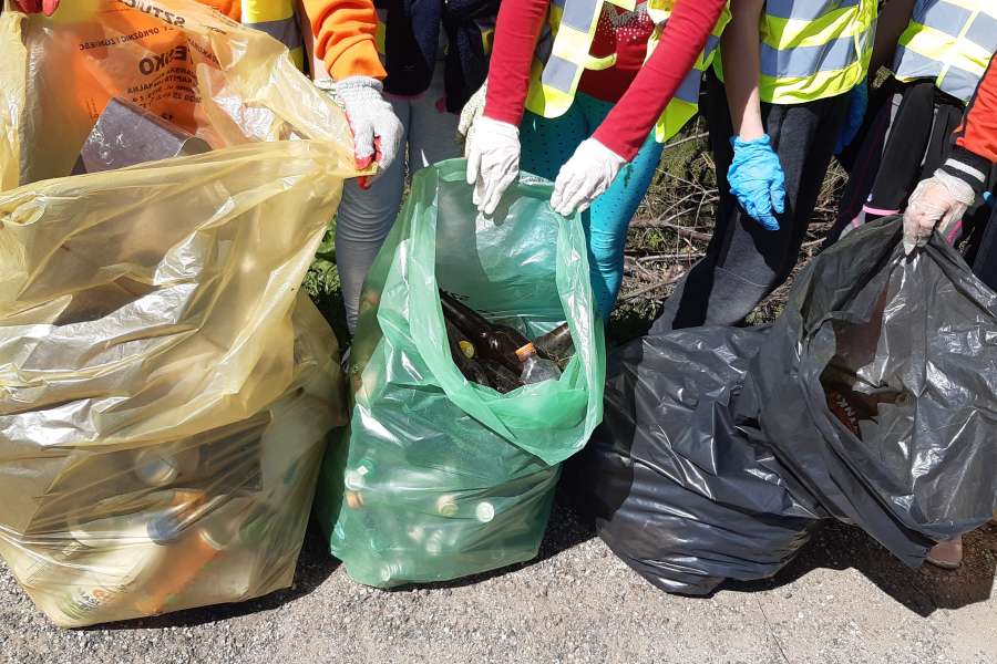 UDZIAŁ UCZNIÓW KLAS 1-3 W AKCJI „ŚMIECI TO TEMAT PODNIOSŁY”