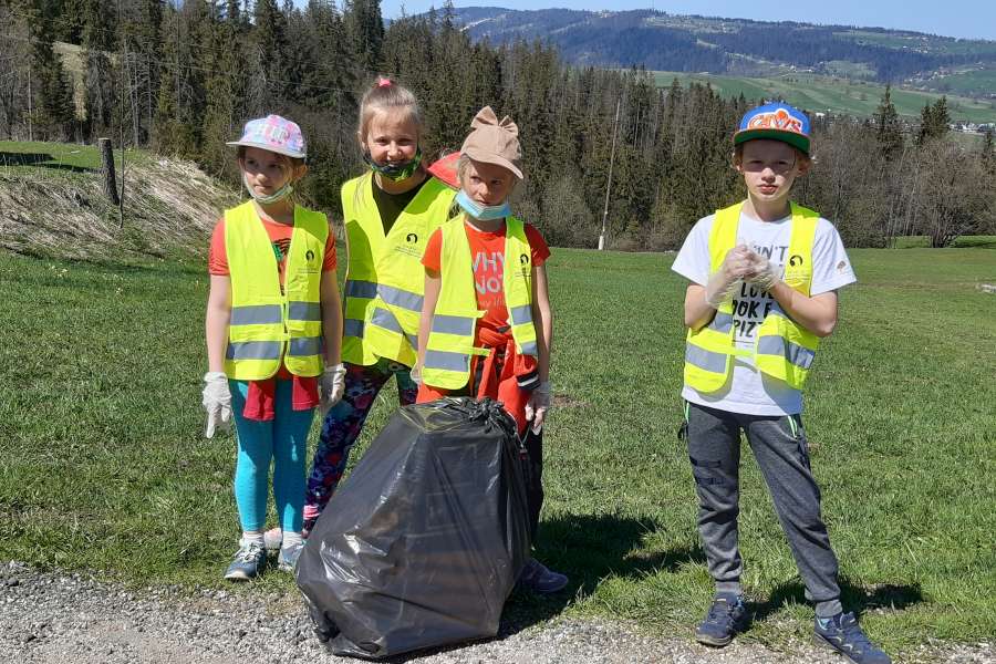 UDZIAŁ UCZNIÓW KLAS 1-3 W AKCJI „ŚMIECI TO TEMAT PODNIOSŁY”