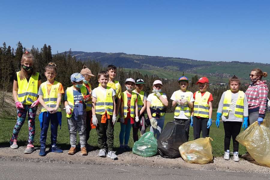 UDZIAŁ UCZNIÓW KLAS 1-3 W AKCJI „ŚMIECI TO TEMAT PODNIOSŁY”