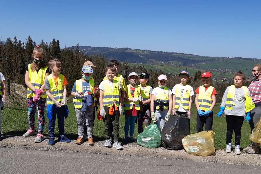 UDZIAŁ UCZNIÓW KLAS 1-3 W AKCJI „ŚMIECI TO TEMAT PODNIOSŁY”