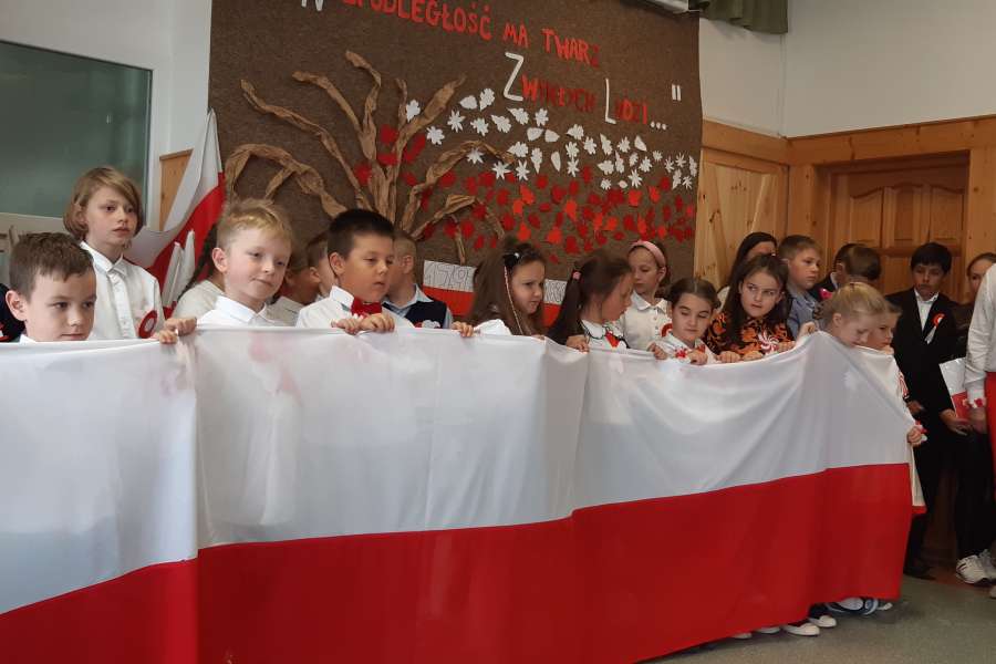 AKADEMIA Z OKAZJI 11 LISTOPADA NARODOWEGO ŚWIĘTA NIEPODLEGŁOŚCI