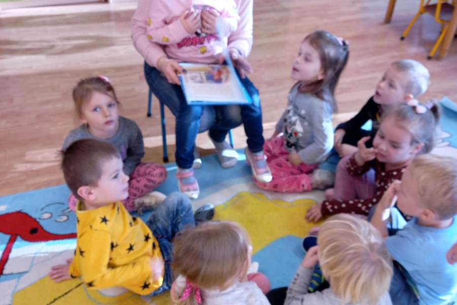 Czytanie_bajki_przez_mame_Roksanki-Grudzień