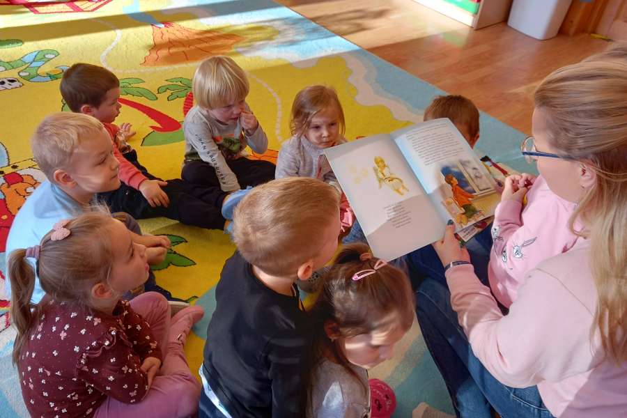 Czytanie_bajki_przez_mame_Roksanki-Grudzień