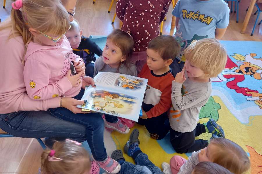 Czytanie_bajki_przez_mame_Roksanki-Grudzień