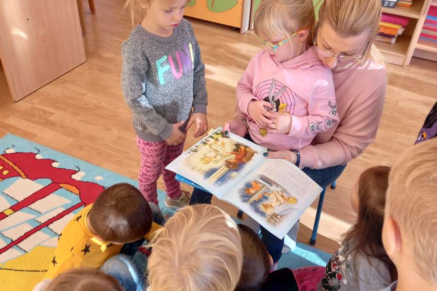 Czytanie_bajki_przez_mame_Roksanki-Grudzień