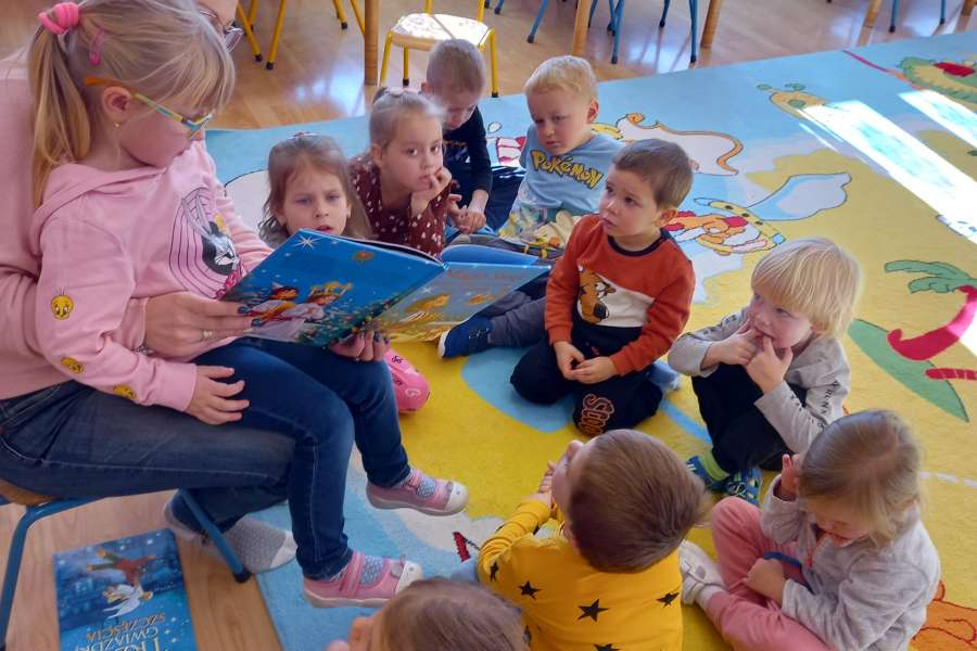 Czytanie_bajki_przez_mame_Roksanki-Grudzień