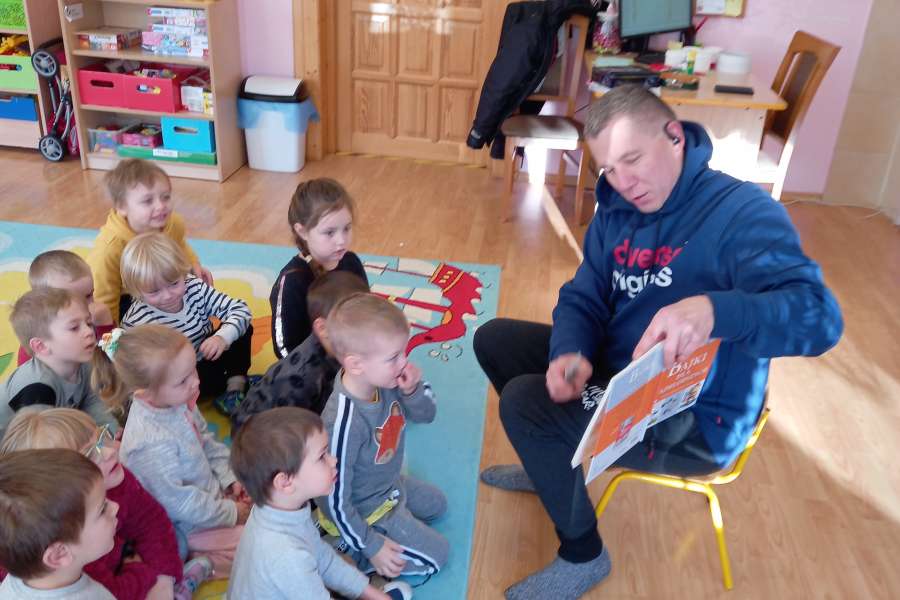 Czytanie bajki przez tatę Kacperka