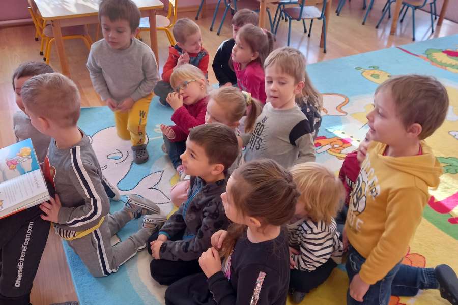 Czytanie bajki przez tatę Kacperka