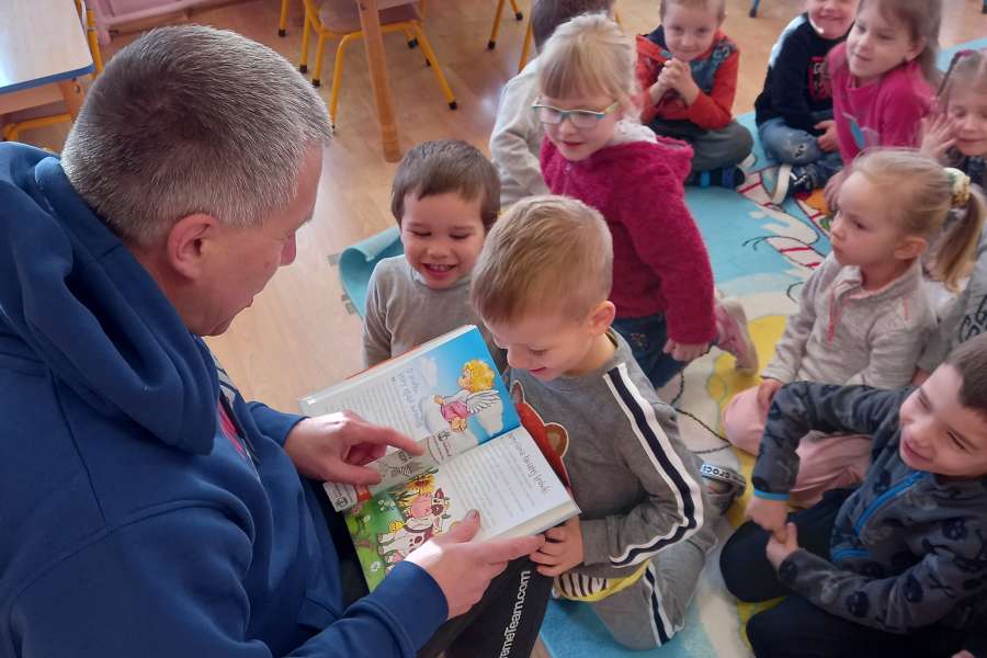 Czytanie bajki przez tatę Kacperka