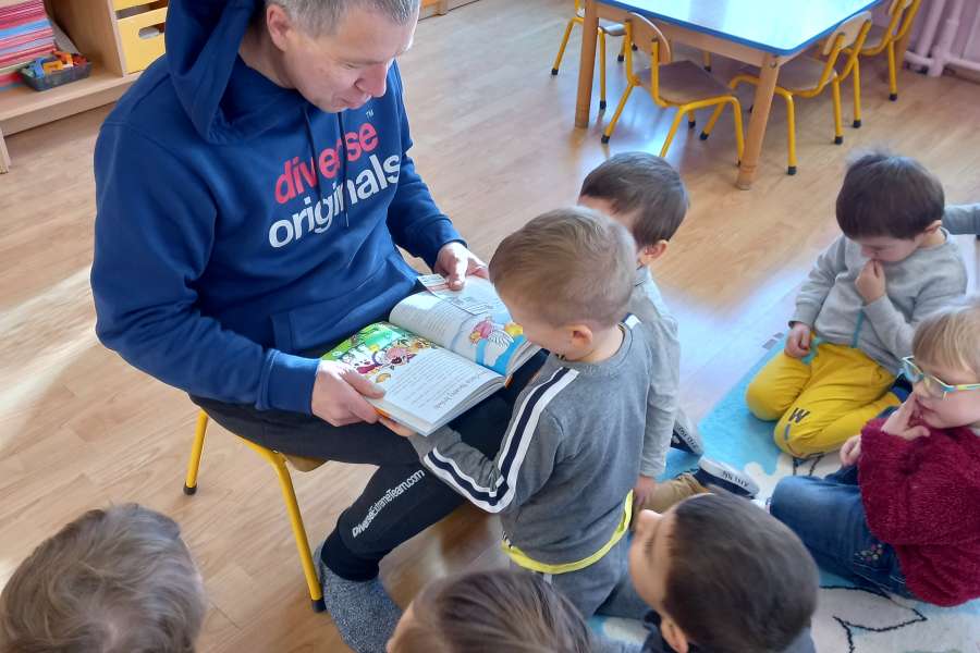 Czytanie bajki przez tatę Kacperka