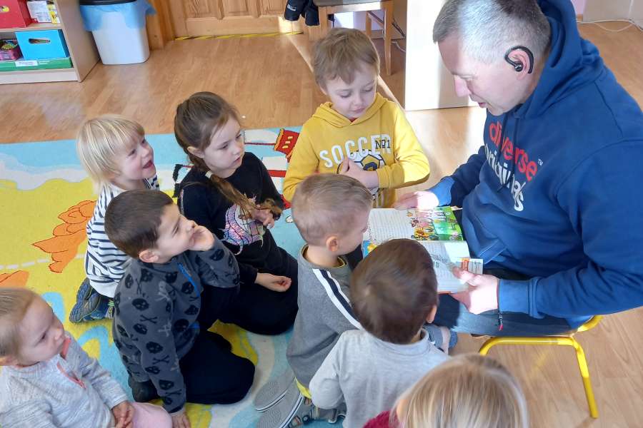 Czytanie bajki przez tatę Kacperka