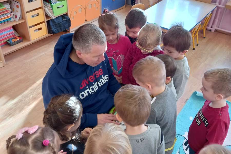 Czytanie bajki przez tatę Kacperka