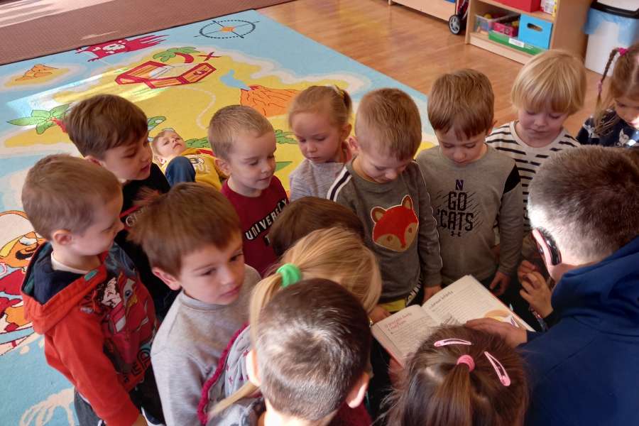 Czytanie bajki przez tatę Kacperka