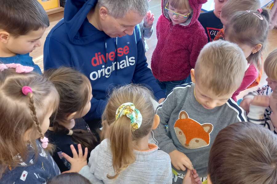 Czytanie bajki przez tatę Kacperka