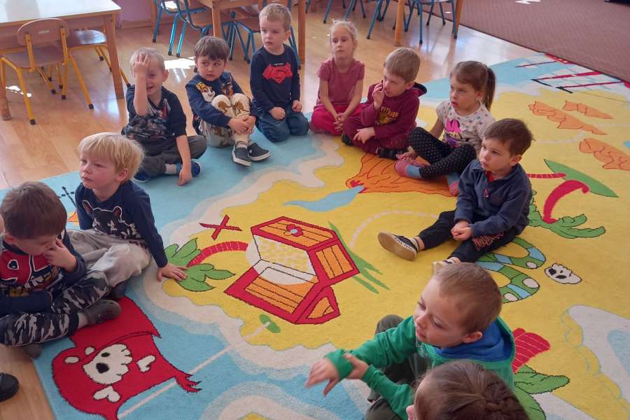 Czytanie_bajki_w_ramach_projektu_ Maly_miś-3-22