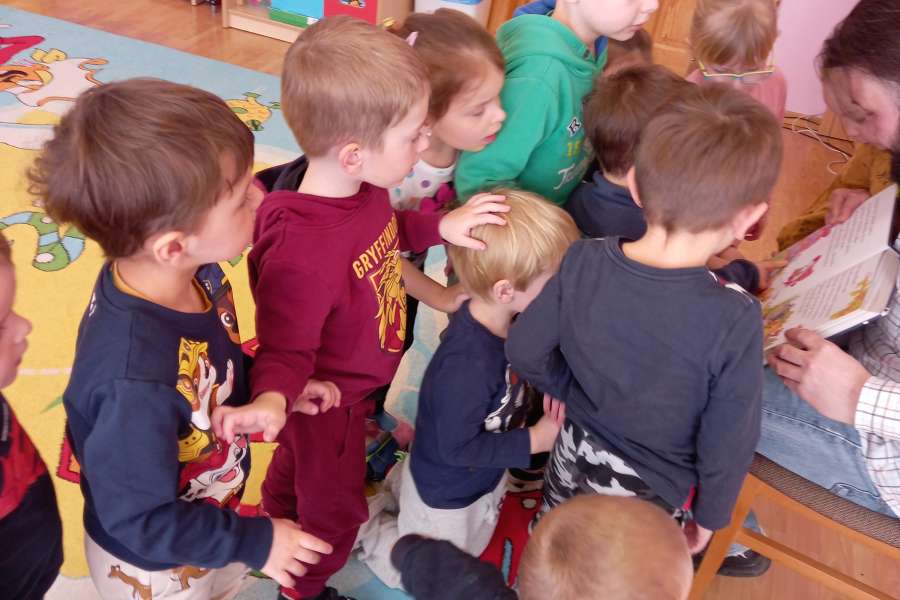 Czytanie_bajki_w_ramach_projektu_ Maly_miś-3-22