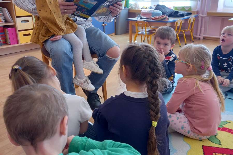 Czytanie_bajki_w_ramach_projektu_ Maly_miś-3-22