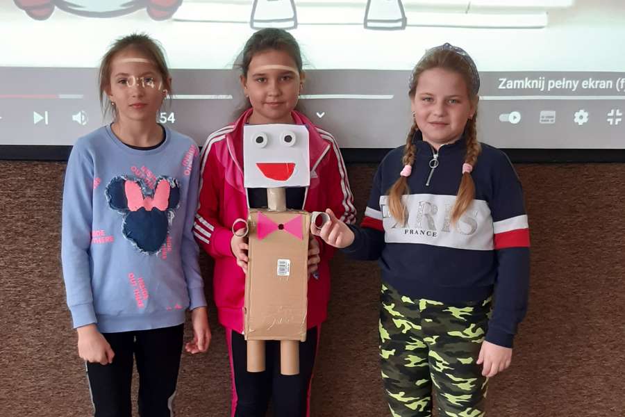 SZALONY ROBOT PRACE PLASTYCZNO –TECHNCZNE UCZNIÓW KLASY 3