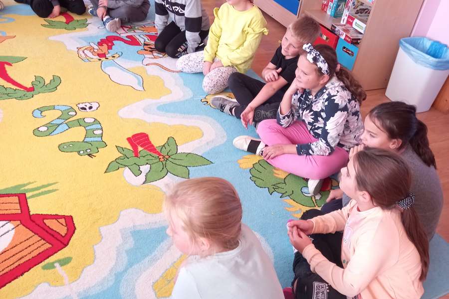 Wizyta drugiej klasy w grupie Krasnoludków