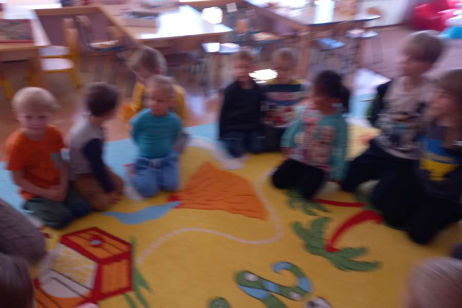 Wizyta drugiej klasy w grupie Krasnoludków