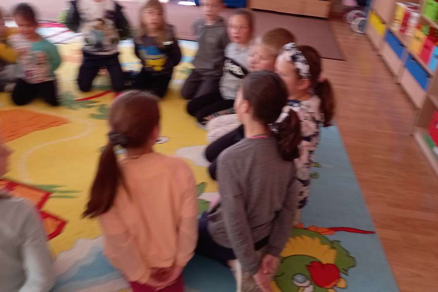 Wizyta drugiej klasy w grupie Krasnoludków