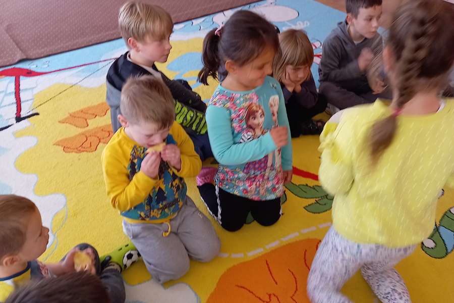 Wizyta drugiej klasy w grupie Krasnoludków