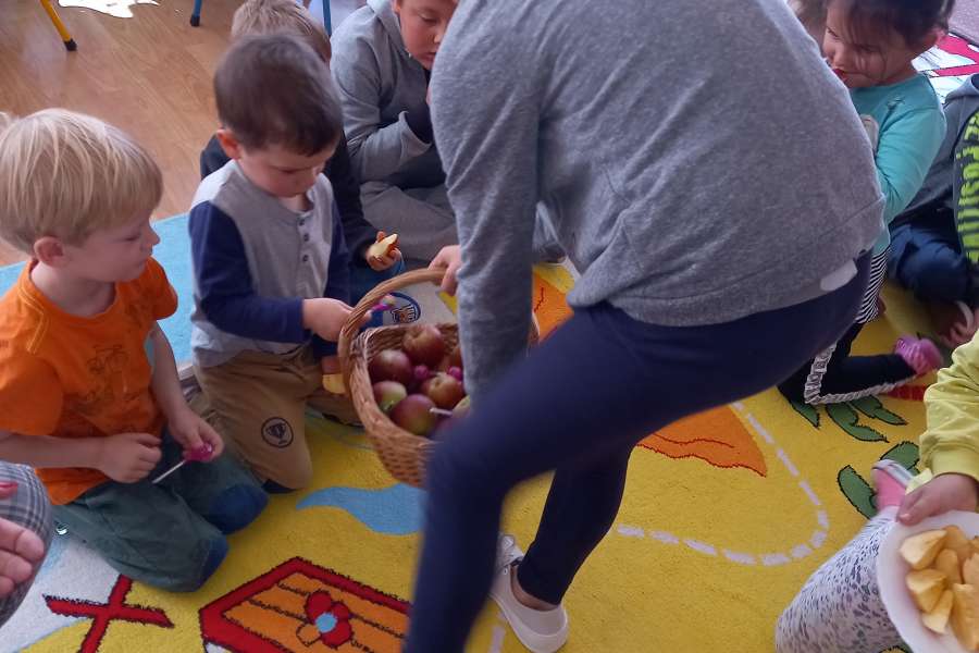 Wizyta drugiej klasy w grupie Krasnoludków