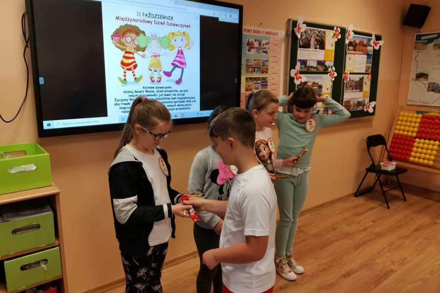 MIĘDZYNARODOWY  DZIEŃ DZIEWCZYNEK W KLASACH 1-3