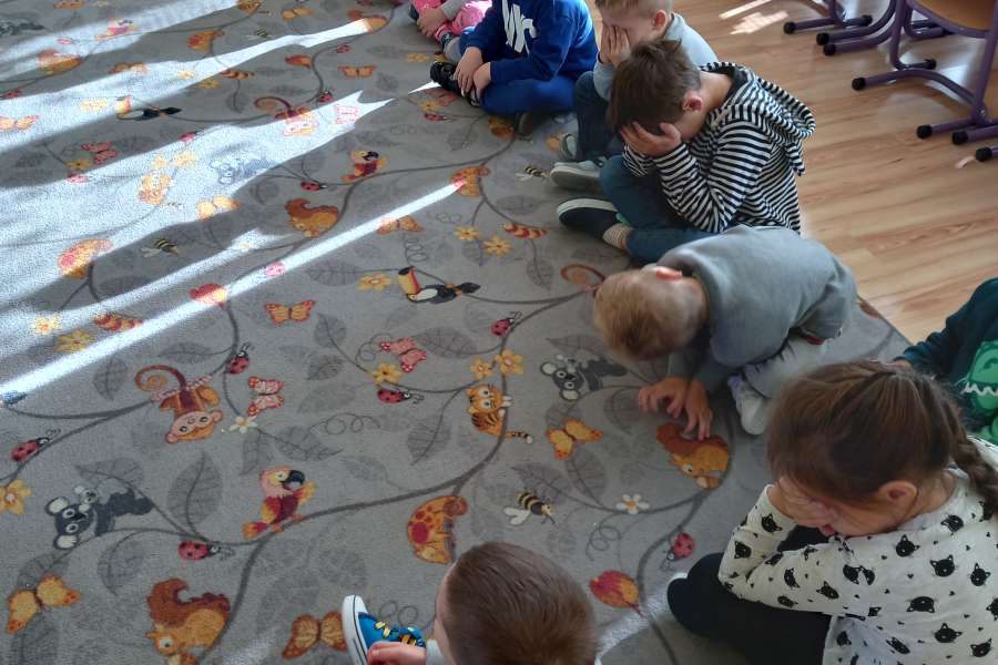 Wizyta Pani Bożenki z biblioteki szkolnej w oddziale przedszkolnym w ramach projektu Głośnego czytania