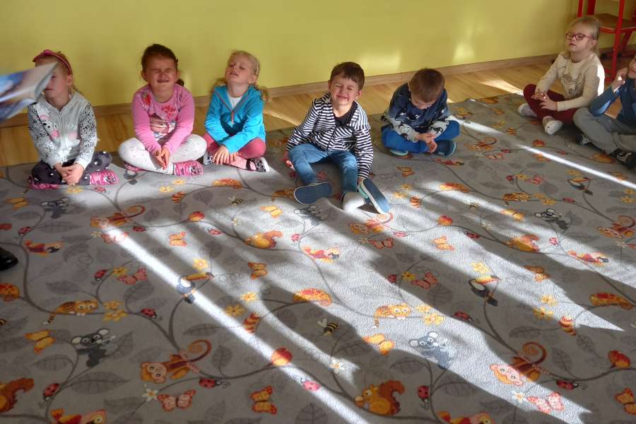 Wizyta Pani Bożenki z biblioteki szkolnej w oddziale przedszkolnym w ramach projektu Głośnego czytania