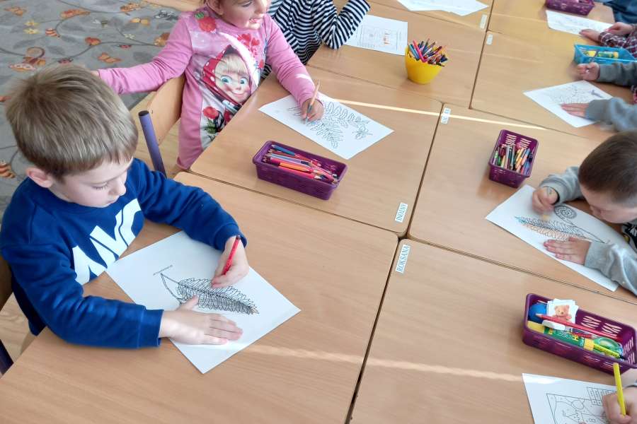 Wizyta Pani Bożenki z biblioteki szkolnej w oddziale przedszkolnym w ramach projektu Głośnego czytania