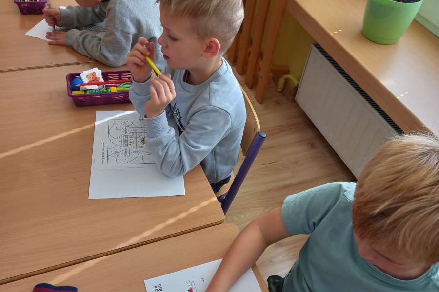 Wizyta Pani Bożenki z biblioteki szkolnej w oddziale przedszkolnym w ramach projektu Głośnego czytania