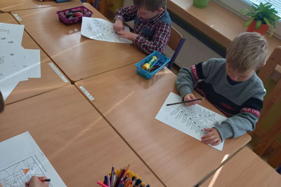 Wizyta Pani Bożenki z biblioteki szkolnej w oddziale przedszkolnym w ramach projektu Głośnego czytania