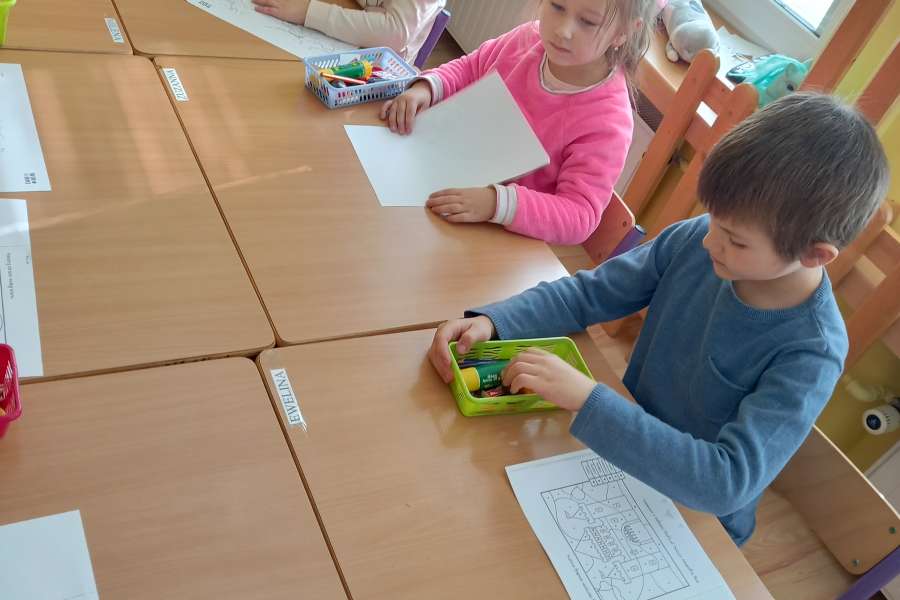 Wizyta Pani Bożenki z biblioteki szkolnej w oddziale przedszkolnym w ramach projektu Głośnego czytania