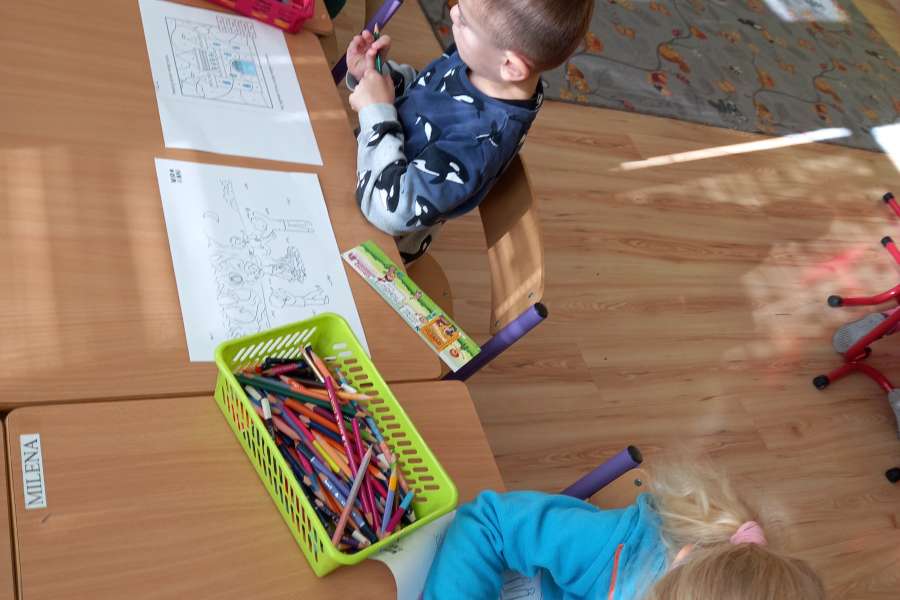 Wizyta Pani Bożenki z biblioteki szkolnej w oddziale przedszkolnym w ramach projektu Głośnego czytania