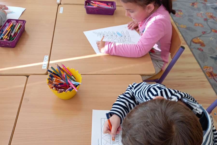 Wizyta Pani Bożenki z biblioteki szkolnej w oddziale przedszkolnym w ramach projektu Głośnego czytania