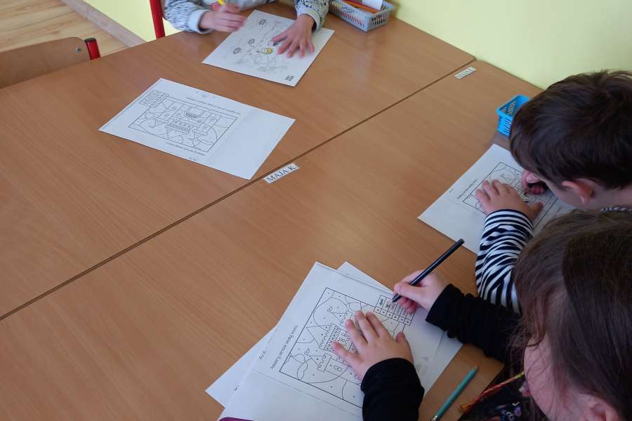 Wizyta Pani Bożenki z biblioteki szkolnej w oddziale przedszkolnym w ramach projektu Głośnego czytania