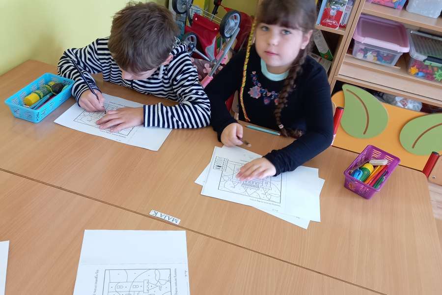 Wizyta Pani Bożenki z biblioteki szkolnej w oddziale przedszkolnym w ramach projektu Głośnego czytania