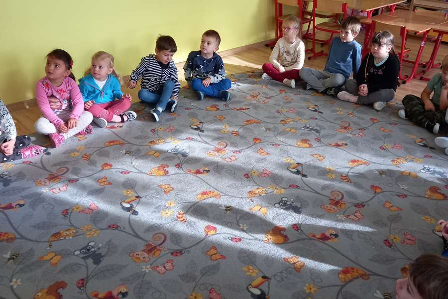 Wizyta Pani Bożenki z biblioteki szkolnej w oddziale przedszkolnym w ramach projektu Głośnego czytania