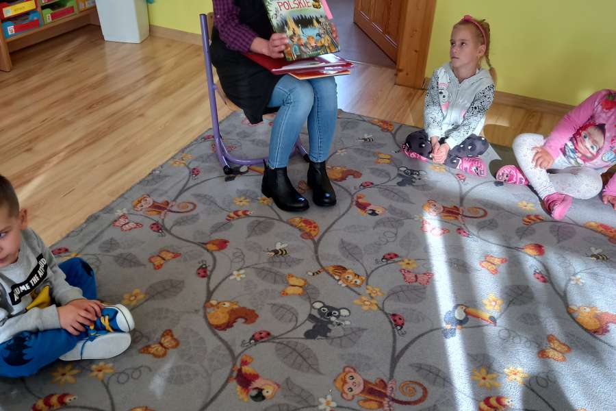Wizyta Pani Bożenki z biblioteki szkolnej w oddziale przedszkolnym w ramach projektu Głośnego czytania